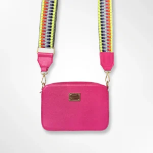 Cartera manos libres en cuero con cargadera tejida Lola fucsia