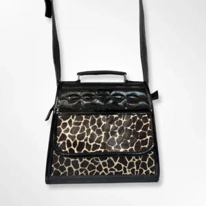 Cartera manos libres para dama en cuero animal print Tania negro animal print
